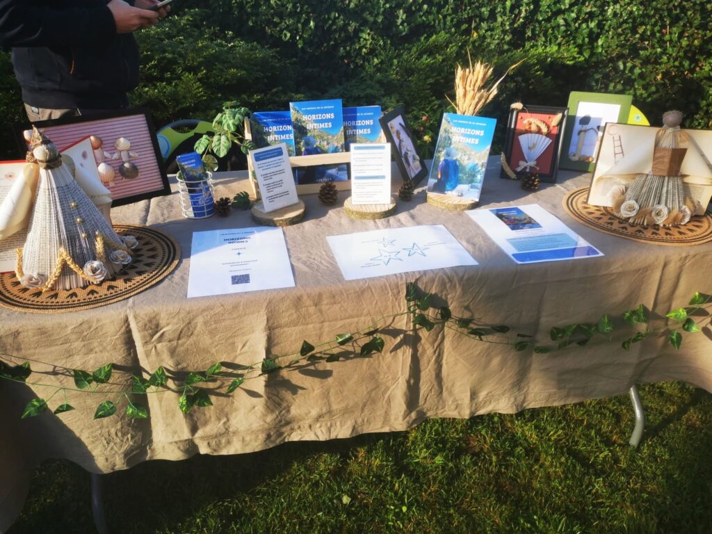 Ginervé présentant le livre "Horizons Intimes" lors de la fête du pissenlit au val au cesne.